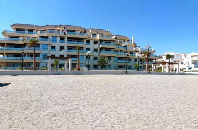 Marina Del Castillo, Duquesa Beachfront Apartment Манільва Екстер'єр фото