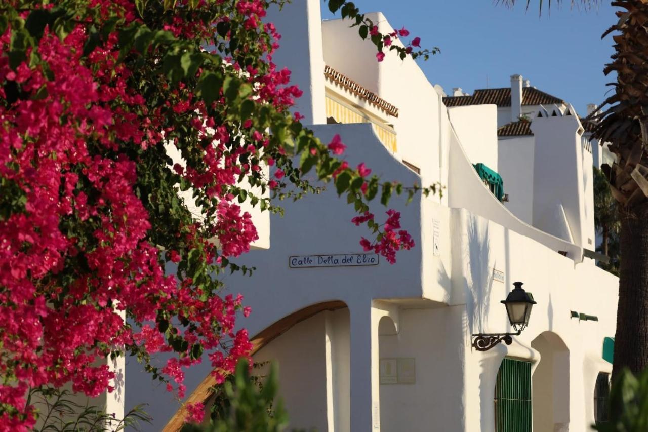 Marina Del Castillo, Duquesa Beachfront Apartment Манільва Екстер'єр фото