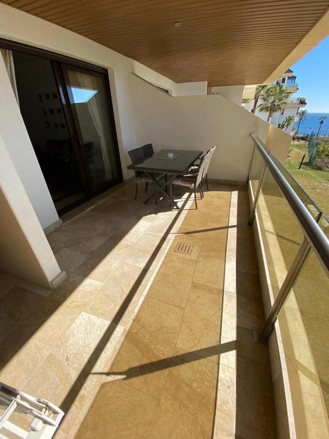 Marina Del Castillo, Duquesa Beachfront Apartment Манільва Екстер'єр фото